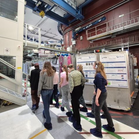 In der Experimentierhalle haben die Entdeckerinnen von Andrea Voit gelernt, wie Wissenschaftlerinnen und Wissenschaftler die Neutronen für ihre Forschung benutzen  © Karin Kleinstück, FRM II / TUM TUM_Entdeckerinnen_Experimentierhalle